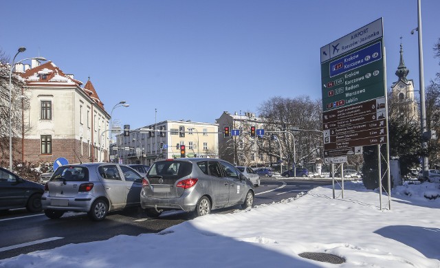 Kierowcy proponują, aby jazda w prawo była możliwa nie tylko z prawego, ale także ze środkowego pasa ruchu.