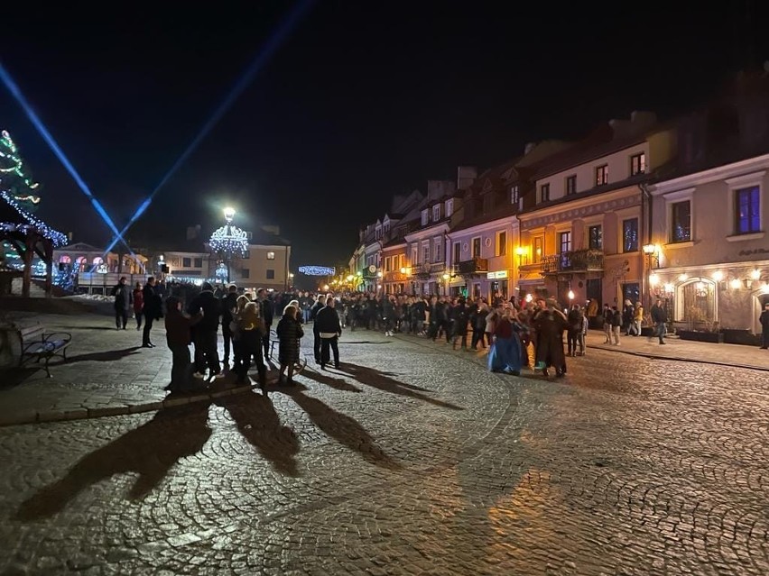 Powitanie Nowego Roku 2023 na rynku w Sandomierzu. Więcej na...