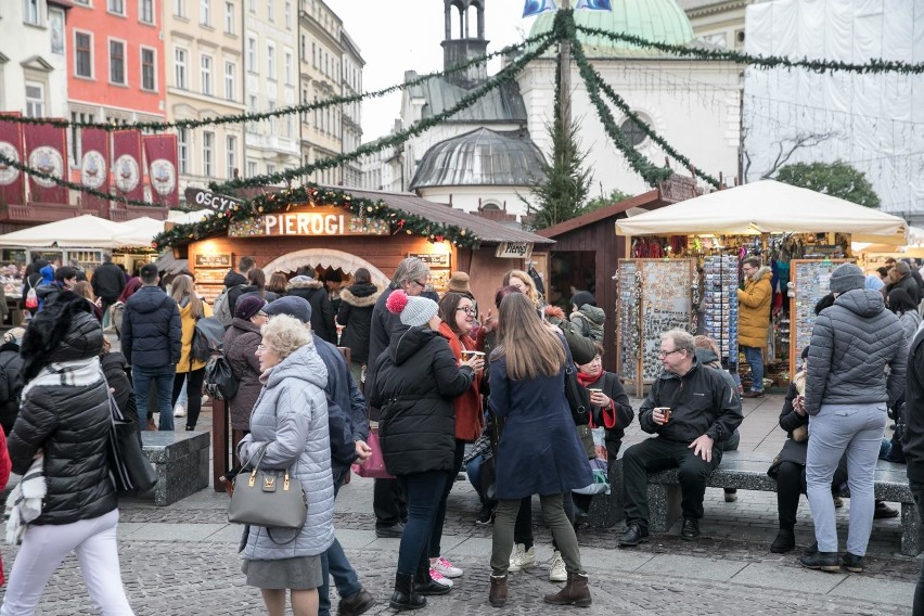 Kraków. Jarmark Bożonarodzeniowy na Rynku Głównym. Szopki, pierniczki i wysyłka listów do św. Mikołaja