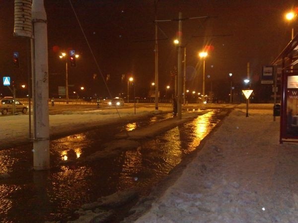 Woda wylewa się na jezdnię ul. Wyszyńskiego.