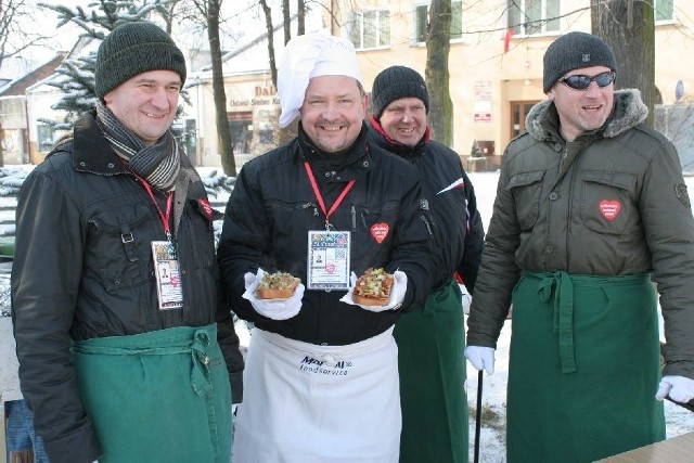 Na rynku w Rudniku nad Sanem podczas niedzielnego finału Wielkiej Orkiestry Świątecznej Pomocy można było spróbować "rudnickiej pajdy chleba&#8221;.