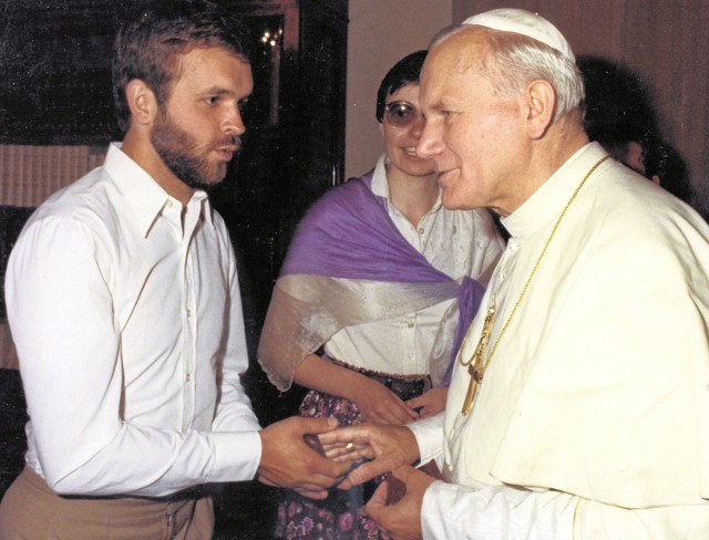 W czasie stanu wojennego, w 1982 roku, spotkał się z ojcem świętym Janem Pawłem II.