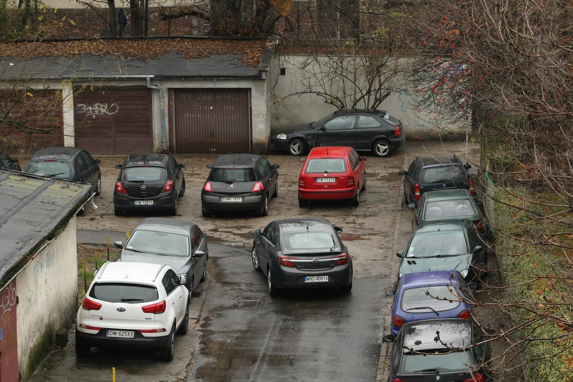 Wspólnota Mieszkaniowa Zabroniła Parkować Auta Na Podwórku Najemcom Lokali Użytkowych | Express Ilustrowany