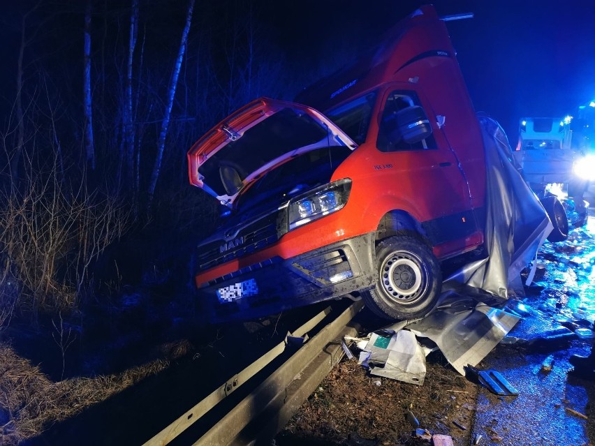 Wypadek w Jacentowie. Nocą wóz z płynem do dezynfekcji wbił się w bariery. Były utrudnienia na krajowej trasie numer 74