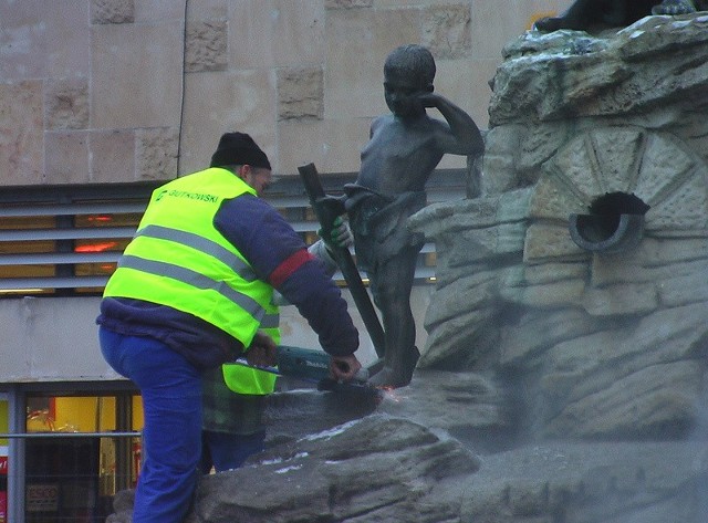 Tak wyglądała zabytkowa skałka w trakcie demontażu przed remontem