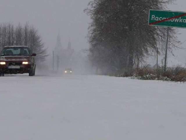 Droga powiatowa na odcinku Koniemłoty - Sichów Duży. Kilka centymetrów śniegu zamieniło się z kilka centymetrów lodu. Do dziś na wielu drogach powiatowych jeździ się tak, jak tutaj. Zdjęcie wykonaliśmy w poniedziałek po południu.