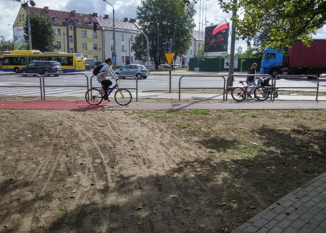 ZIM zapewnia, że chodnik na trawniku może powstać, jeśli miasto da pieniądze na taką inwestycję