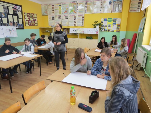 Zajęcia z gimnazjalistami prowadzi m.in. Anna Kościerzyńska, wolontariuszka z ramienia szkoły