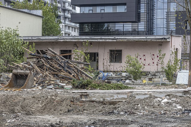 Wiatr zmian na osiedlu Paderewskiego w Katowicach. Wyburzono kultowy klub studencki. Kliknij w galerię i zobacz jak wygląda ta przestrzeń.