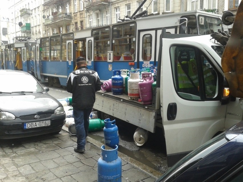 Wypadek na Piastowskiej. Ciężarówka z butlami gazowymi zderzyła się z tramwajem