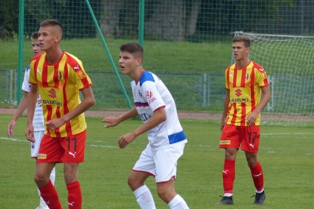 W pierwszym w tym roku meczu w Centralnej Lidze Juniorów do 17 lat piłkarze Korony Kielce przegrali na wyjeździe z Cracovią 1:3. Korona kończyła mecz w dziesiątkę, ponieważ czerwoną kartkę w 68 minucie, w konsekwencji dwóch żółtych, otrzymał Miłosz Strzeboński. Jedyna bramkę zdobył Hubert Zwoźny w 18 minucie. Cracovia U-17 - Korona U-17 3:1 (0:1)Korona: Sandach - Kowalik, Żyła, Święcki, Przybysławski - Łoch, Śliwa (30. Denarczyk), Strzeboński, Kośmider, Świecarz (68. Majewski) - Zwoźny (81. Wierzchanowski).- Dobra pierwsza połowa w naszym wykonaniu. Próbowaliśmy wychodzić z kontratakami  i jeden z nich zakończył się bramką Huberta Zwoźnego. Po przerwie rywale strzelili nam gola, a kilkanaście minut później otrzymaliśmy czerwoną kartkę, co jeszcze bardziej utrudniło nam sytuację. Drugie trafienie dla Cracovii padło po strzale z dystansu, a trzeci gol był efektem akcji z bocznej strefy boiska. Przez ponad 20 minut graliśmy w "10", natomiast chłopcy na pewno pobiegali, walczyli. Szkoda wyniku, bo te bramki były nieco przypadkowe - podsumował trener Korony, Michał Gębura, cytowany przez oficjalna stronę Korony Kielce.Kolejny mecz Korona rozegra w sobotę na wyjeździe z Motorem Lublin. Początek spotkania o godzinie 14.(dor)