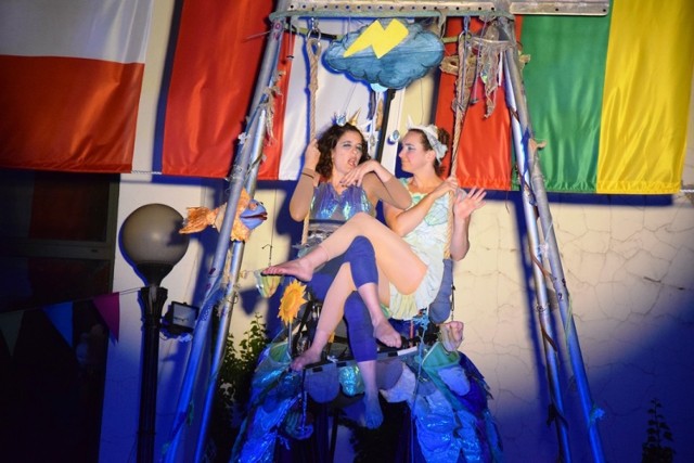 Plenerowe przedstawiania w ramach Międzynarodowego Festiwalu Sztuki Lalkarskiej zawsze cieszyły się ogromna popularnością wśród widzów. Na zdjęciu Ewolucja miłości (Michal Svironi fantasy theater, Tel Awiw, Izrael) wystawiona w maju 2018 r. na placu przed Teatrem Banialuka