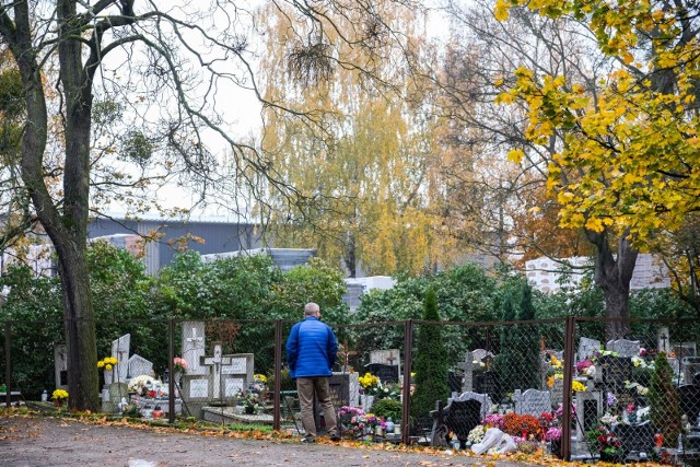 Rok, temu od 31 października do 2 listopada 2020 roku, cmentarze w całej Polsce były zamknięte. Wszystko przez obostrzenia dotyczące walki z koronawirusem
