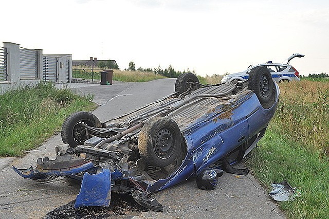 Dachowanie w Matysówce. Hondą jechało siedem osób, kierowca był pijany [ZDJĘCIA]