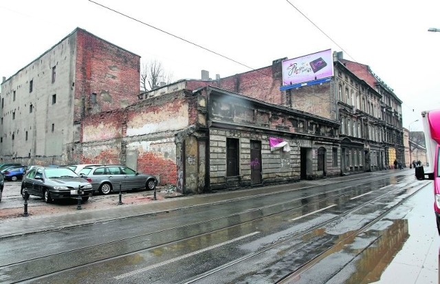 Budynki znajdujące się na działce są w fatalnym stanie. Nie są użytkowane.