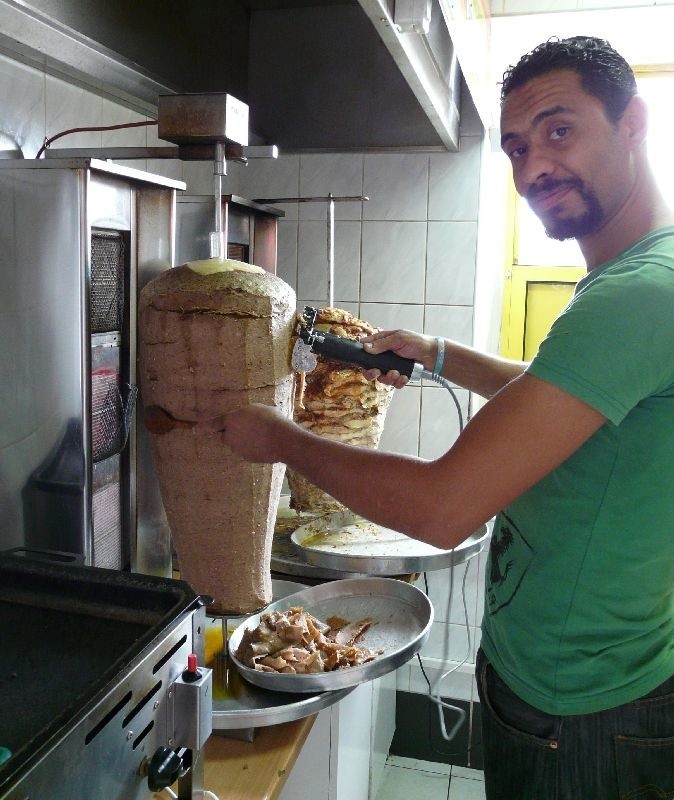 Pracownik restauracji Alfarana przygotowujący kebab. Drugie...