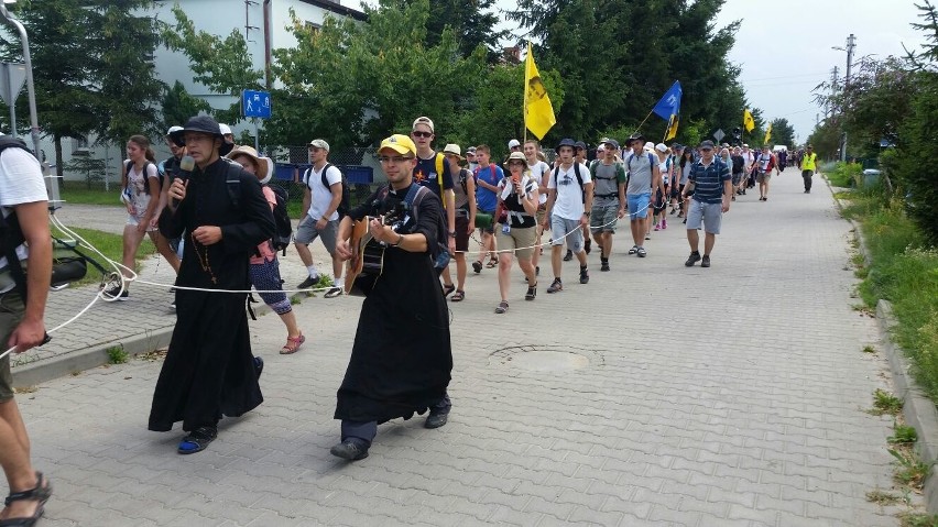 Pielgrzymom upał niestraszny. Na trasie będzie ślub