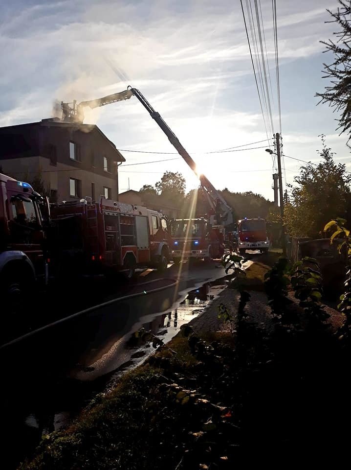 Pożar budynku mieszkalnego w Koszęcinie. Prawdopodobnie doszło do zwarcia instalacji elektrycznej ZDJĘCIA