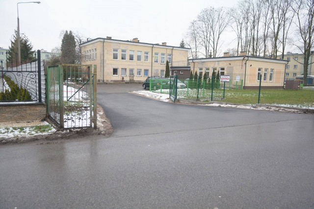 Wyjazd z Publicznego Przedszkola numer 7 przy ulicy Porannej w Radomiu jest bardzo niebezpieczny. Rodzice chcą tam lustra.