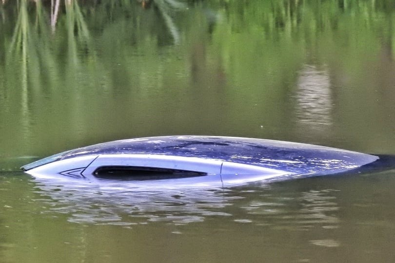 W Malczkowie kierowca wjechał autem do zbiornika wodnego...