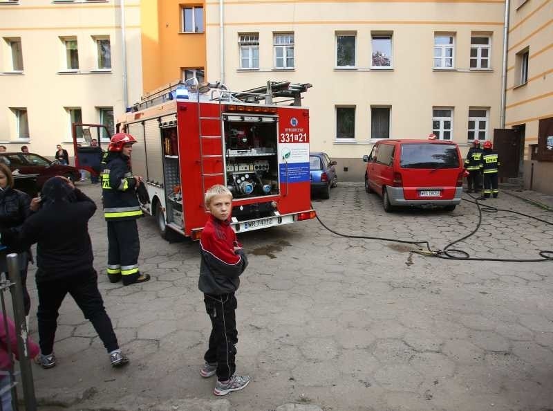 W bloku w centrum Radomia spaliła się piwnica. Zgłoszenie brzmiało tak, jakby palił się cały budynek (zdjęcia)