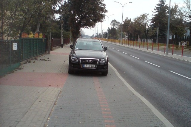 Audi zajęło całą szerokość ścieżki rowerowej wzdłuż ulicy Produkcyjnej