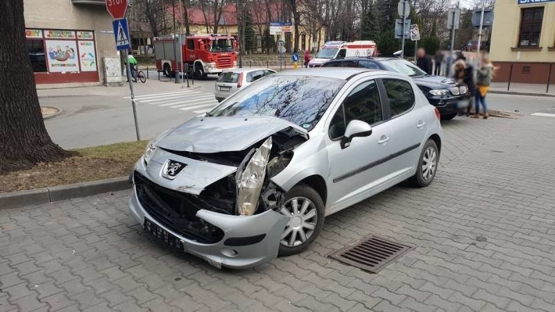 Nowy Sącz. Na ulicy Mickiewicza zderzyły się dwa samochody [ZDJĘCIA]