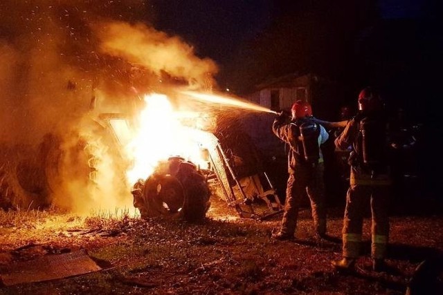 Do pożaru ciągnika rolniczego doszło w piątek przed godziną 22 w miejscowości Popowo (pow. grajewski). Zanim na miejsce dotarła straż, sąsiedzi pomogli gospodarzom zabrać stojące obok inne maszyny rolnicze. Zdjęcia udostępnione dzięki uprzejmości portalu Grajewo24