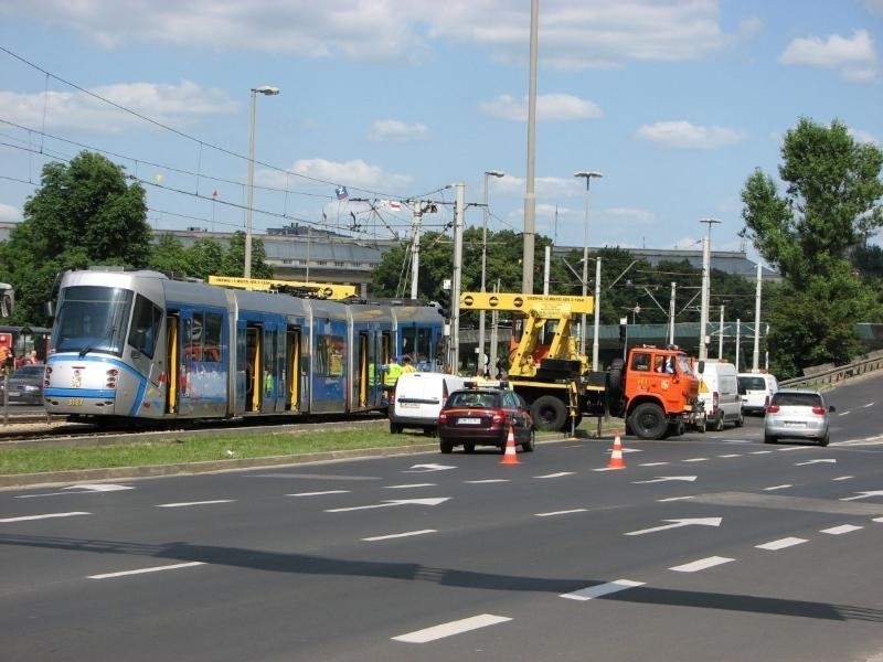 Wrocław: Wykolejenie tramwaju 33 Plus. Pojazd wypadł z szyn na placu Społecznym (ZDJĘCIA)