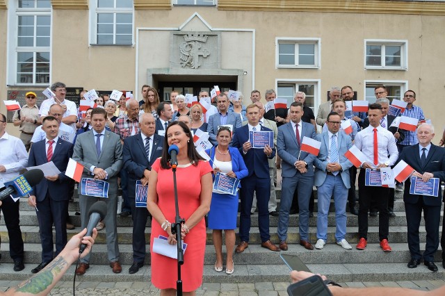 Przed ratuszem wystąpiła "drużyna PiS" z Violettą Porowską na czele.