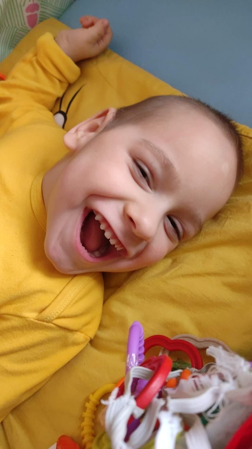 Trzyletni Julian Wójcik ze Starachowic urodził się jako skrajny wcześniak. Dzielny chłopiec walczy o zdrowie. Możesz mu pomóc