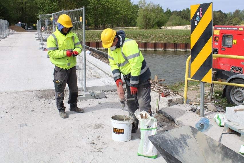 Trwają prace przy remoncie mostu na Kanale Jamneńskim.