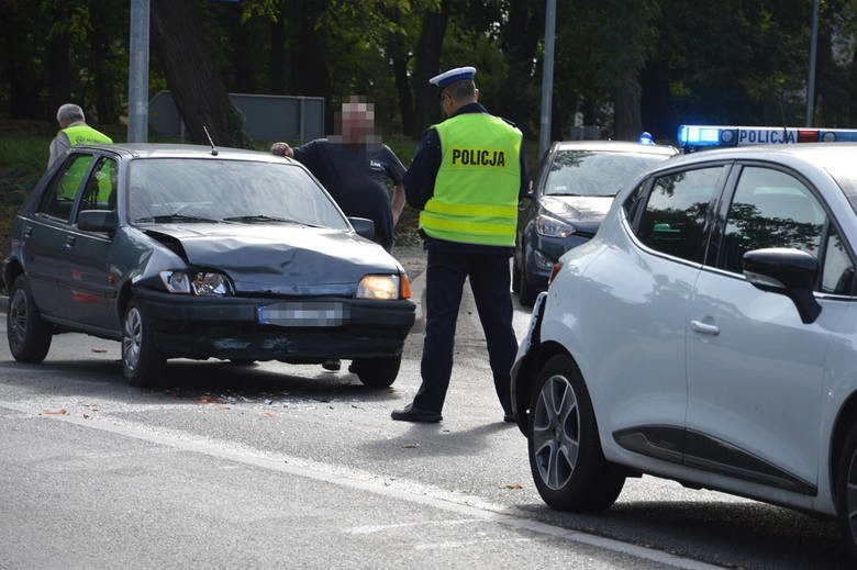W Głogowie zderzyły się dwa samochody.