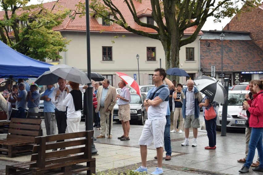 Seniorzy na koncercie Waweli. Krzeszowickie integracje z tańcami przed sceną [ZDJĘCIA]