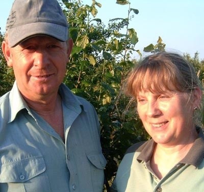 Teresa i Bronisław Karbownikowie o swoim sadzie potrafią opowiadać z wielką pasją. Odnosi się wrażenie, że bez niego nie mogliby żyć. Sad bez nich też pewnie nie.