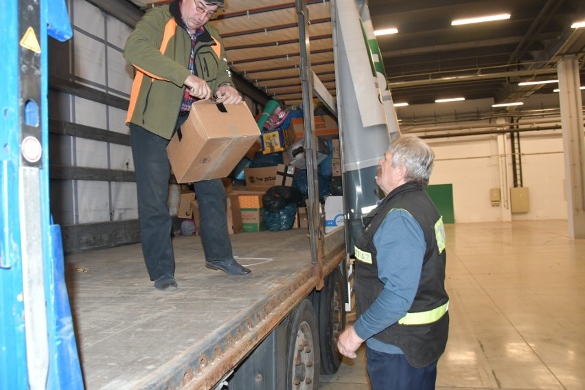 Transport z darami dla Ukrainy już rozładowany. Z Niemiec dotarło kilkanaście ton. Dziękujemy za pomoc strażakom. Zobaczcie zdjęcia