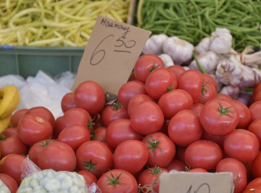 Pomidory malinowe kosztowały 6,50 złotych za kilogram.