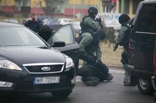 Kradzież, pościg i zatrzymanie. Policja prezentowała złodziejskie sztuczki