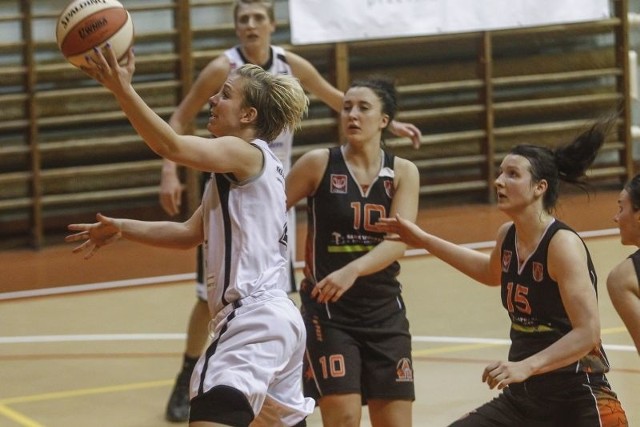 Agata Rafałowicz uzyskała zawsze prestiżowy triple-double - do 16 punktów dorzuciła po 10 zbiórek i asyst.