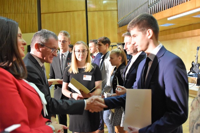 Wręczenie dyplomów stypendiów premiera RP dla 94 najlepszych opolskich uczniów