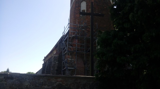 W Nowej Wsi Królewskiej trwają prace przy konserwacji elewacji kościelnej wieży. Całkowity koszt wyniesie prawie 43 tys. zł. Dofinansowanie to ponad 29 tys. zł
