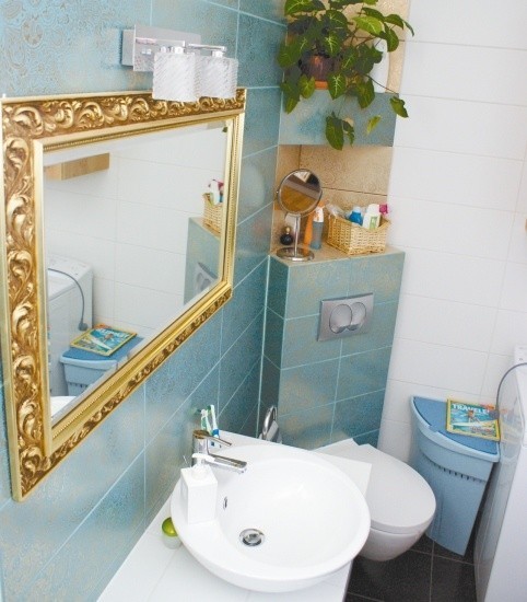 Łazienka w stylu glamour - złota rama lustra i efektowny...