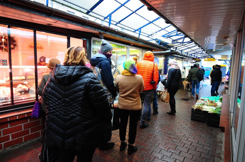 Ostatni moment na świąteczne zakupy. Place targowe w Krakowie zapełniły się klientami