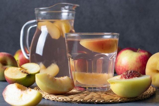 W sezonie kompot z jabłek można przygotować z innymi owocami. Świetnie smakuje napój ugotowany razem z morelami.