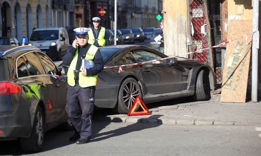 Wypadek na Kilińskiego. Mercedes wjechał na chodnik i potrącił pieszą [ZDJĘCIA+FILM]