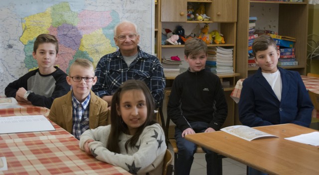 Stanisław Janicki z uczniami gimnazjum w Sobkowie.