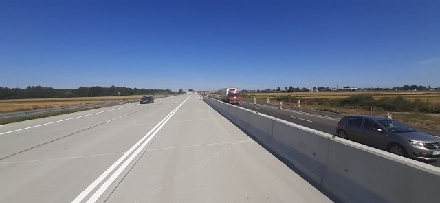 W niedzielę 30 sierpnia zostanie oddany do użytku fragment budowanej autostrady A1 między węzłem Tuszyn a węzłem Piotrków Trybunalski Zachód. Ruch zostanie przełożony na nową i szerszą jezdnię zachodnią. Zobaczcie zdjęcia.