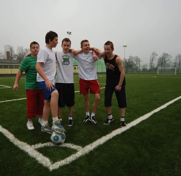 Mimo niesprzyjającej pogody chłopcy w Wołczyna "przetestowali" nowe boiska.