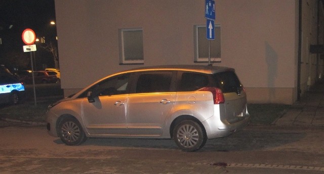 W rejonie skrzyżowania ulic Łukasiewicza i Smoluchowskiego w Oświęcimiu samochód potrącił 77-latkę idącą o kulach