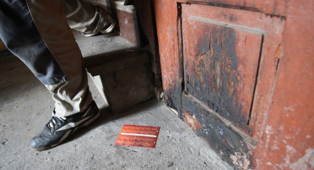 Szaleniec podpala drzwi od mieszkań w kamienicy w centrum Słupska.